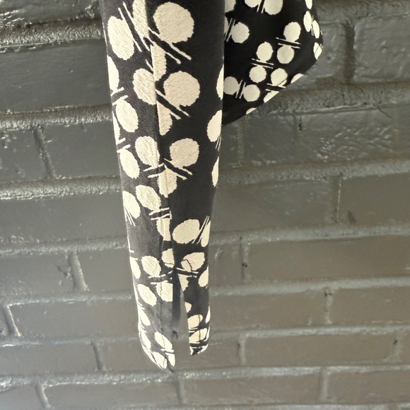 Beautiful Black And White Vintage Silk Top From Trina Turk‎ (size S) - Picture 8 of 9